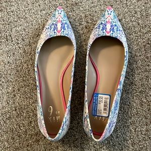 Size 6 1/2. I bought it and never wear it. They are brand new! Very Cute!